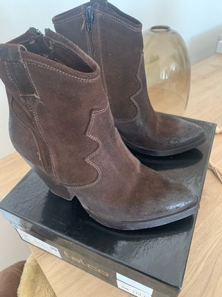 Stivaletti texani in vera pelle scamosciata