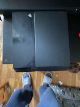 PS4 (PlayStation 4) con mando rojo