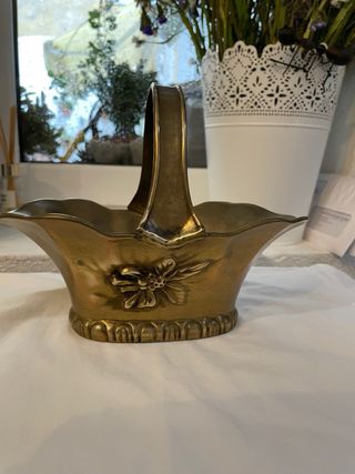 Cesto em bronze vintage com asa