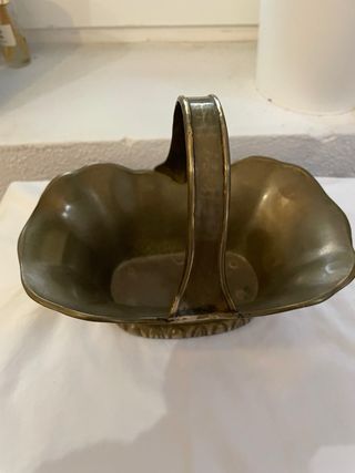 Cesto em bronze vintage com asa