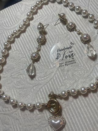 Conjunto de perlas collar y pendientes largos