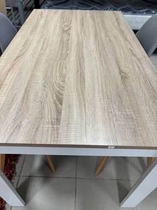 Mesa de comedor moderna