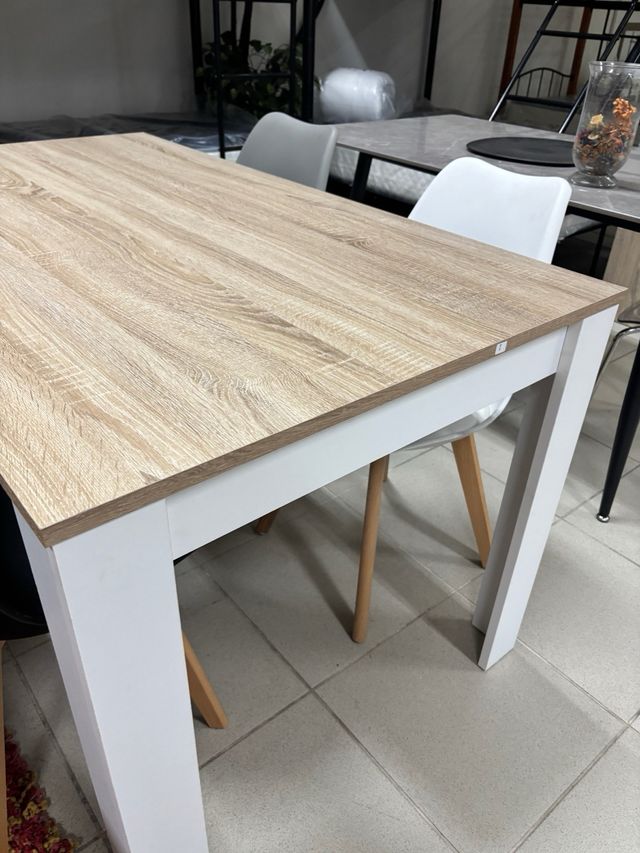 Mesa de comedor moderna