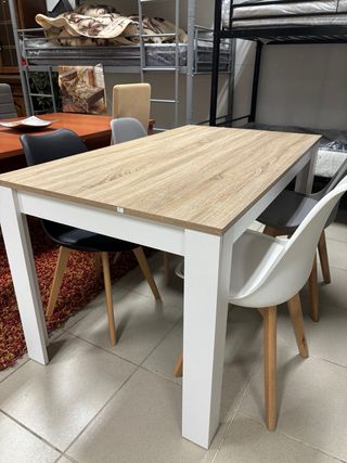 Mesa de comedor moderna