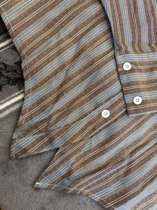 Camisa de rayas azul y marrón