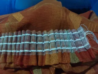 Cortinas cobriza , naranja y con rayas.