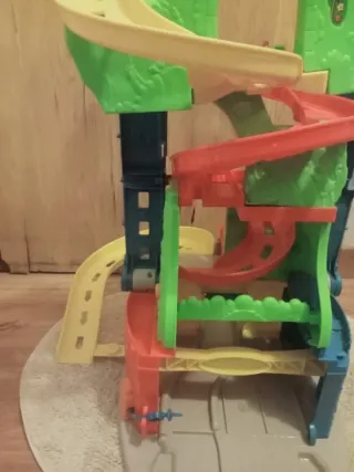 Garaje de coches de juguete