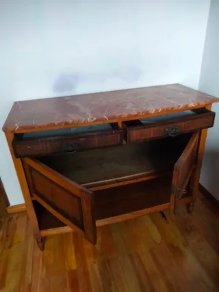 Aparador antiguo de madera y mármol