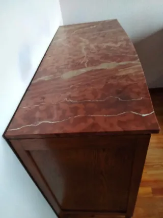 Aparador antiguo de madera y mármol