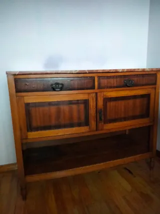 Aparador antiguo de madera y mármol