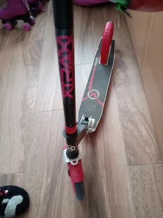 Patinete infantil rojo y negro