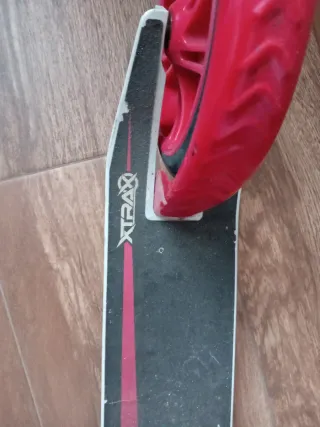 Patinete infantil rojo y negro