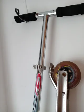 Patinete plegable de aluminio y casco