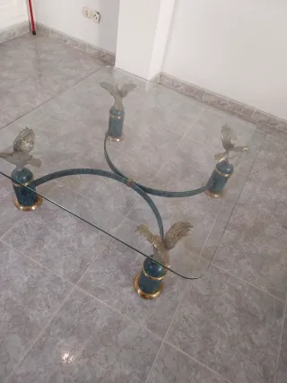 Mesa de forja con cristal y águilas en las patas,