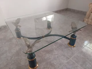 Mesa de forja con cristal y águilas en las patas,