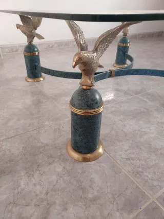 Mesa de forja con cristal y águilas en las patas,