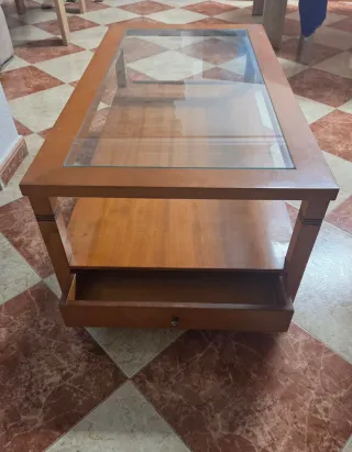 Mueble de madera con vitrina