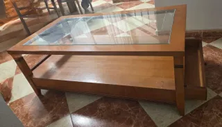 Mueble de madera con vitrina