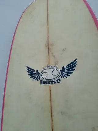 Tabla de surf rosa y amarilla