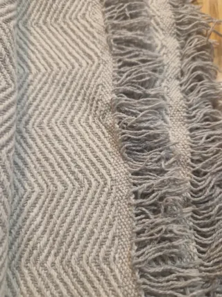 Manta colcha o sobre sofá beige/gris