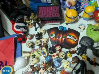 Lotto misto giocattoli guanti Hulk Pokemon fortnit