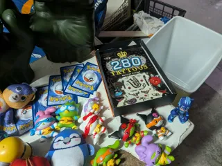 Lotto misto giocattoli guanti Hulk Pokemon fortnit