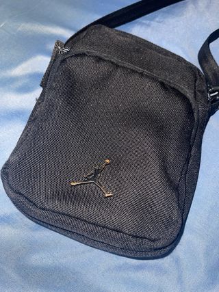 Bolsa Jordan Preta Logo bronze