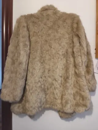 Abrigo de pelo beige y negro