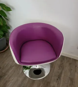 Silla giratoria morada y blanca