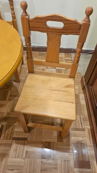 Mesa de comedor redonda de madera de pino