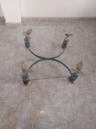 Mesa de forja con cristal y águilas en las patas