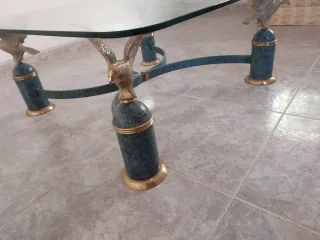 Mesa de forja con cristal y águilas en las patas