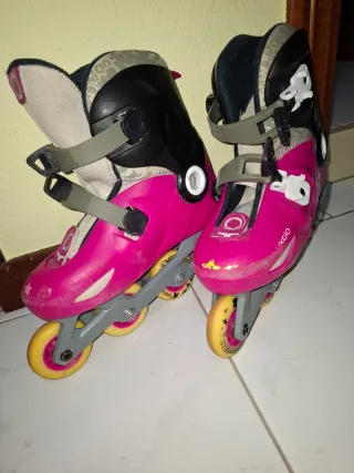 Patines en línea y casco rosa