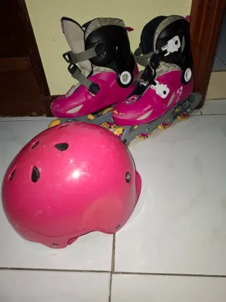 Patines en línea y casco rosa