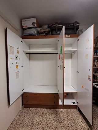 Armario 3 puertas madera. Está en Ronda, Málaga.