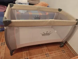 Cuna de viaje con estampado de corona