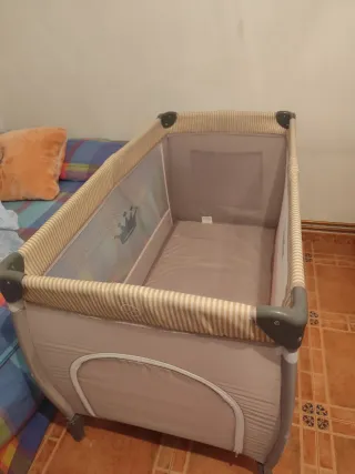 Cuna de viaje con estampado de corona