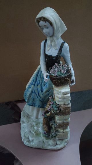 Figura de porcelana mujer con cesta