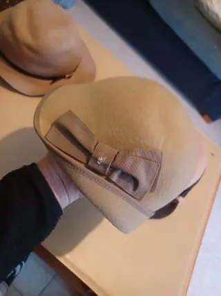 Gorra beige y marrón con detalle