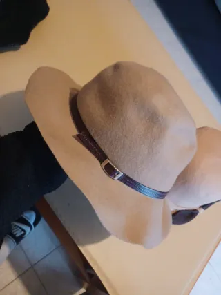 Gorra beige y marrón con detalle