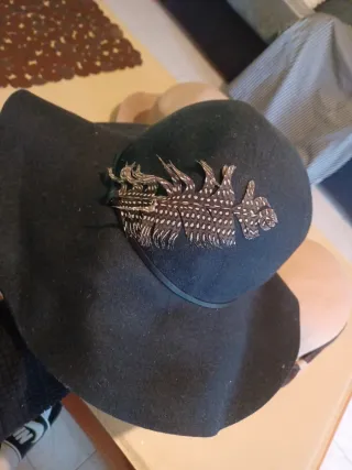 Gorra beige y marrón con detalle