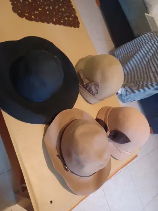Gorra beige y marrón con detalle