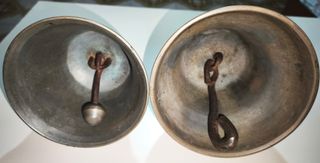 Coppia di antiche campane in bronzo IHS/ancora