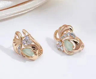 Pendientes chapados en oro con piedras