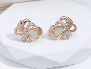 Pendientes chapados en oro con piedras