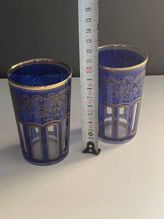 Pareja vasos té azul y dorado cristal