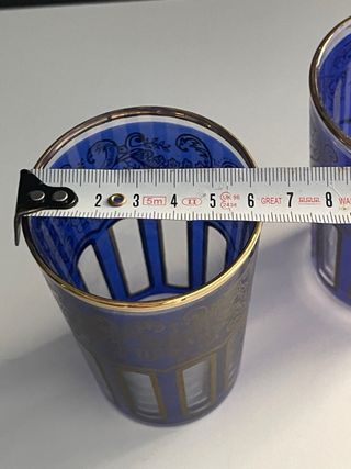 Pareja vasos té azul y dorado cristal