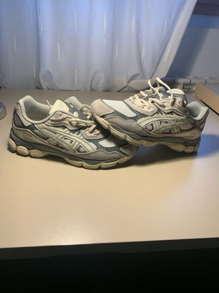 Zapatillas Asics grises y blancas