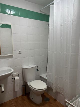 Habitación con baño propio en Tomares