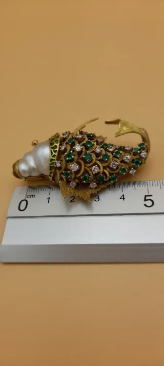 Broche de oro 18kt con brillantes.